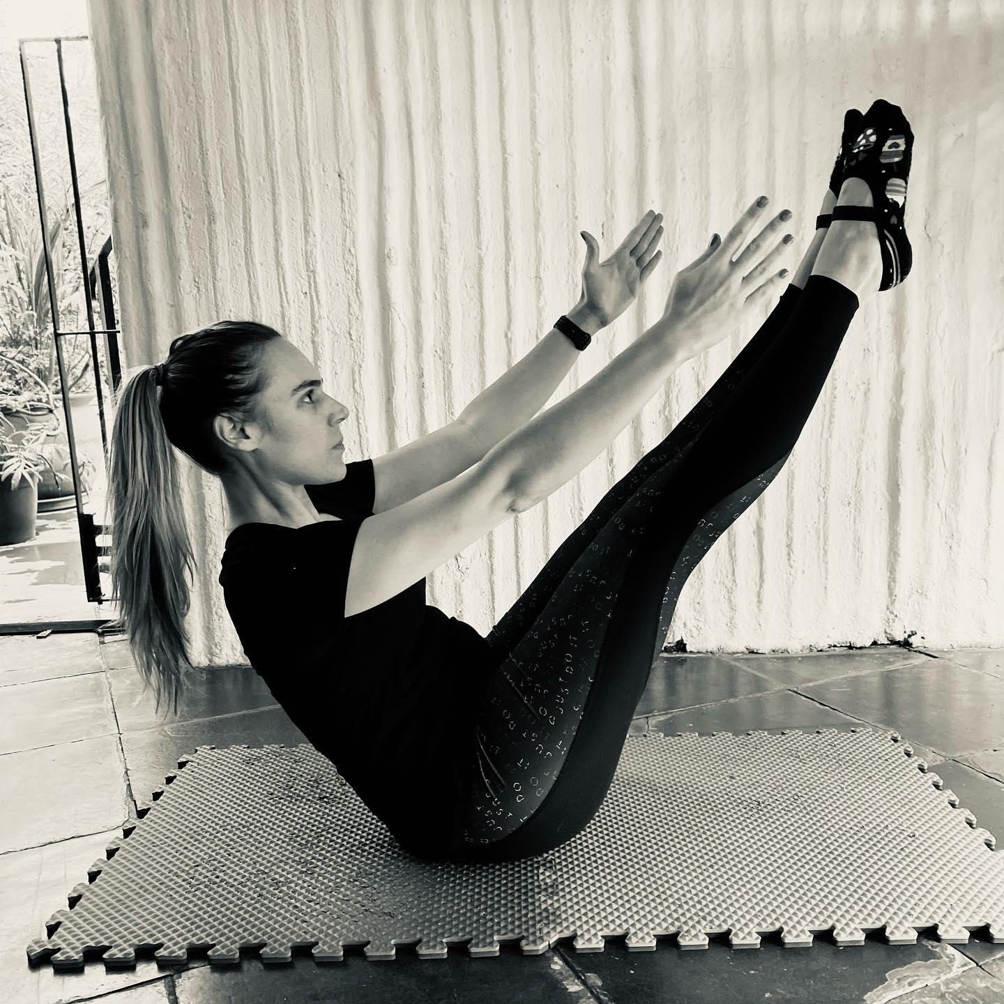 Profissional realizando aula de Pilates on-line